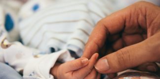 Come deve essere trattato il moncone ombelicale del neonato