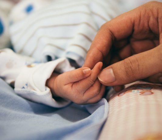 Come deve essere trattato il moncone ombelicale del neonato