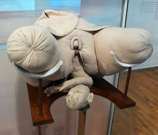 Il manichino per insegnare come far partorire le donne